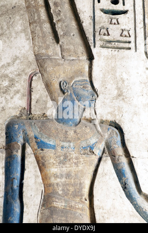 Tempio di Ramses III (1198-1167 A.C. - XX° Dyn.) a Medinet Habu: rilievo del dio Amon-Ra Foto Stock