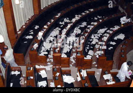 La memorizza le copie di agenda del giorno visto sulle panchine dopo la Muttahida Qaumi Movement (MQM) i membri hanno protestato nella provincia di Sindh Assembly quando sedia vice presidente non consentiva un di interrompere il moto del MQM MPA Muhammad Hussain contro le presunte uccisioni extragiudiziali Partito dei lavoratori, molestie, insicurezza e minacce alla gente di Karachi, martedì 15 aprile, 2014. Foto Stock