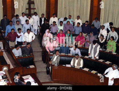 Muttahida Qaumi Movement (MQM) membri stanno protestando in Sindh Assembly quando sedia vice presidente non consentiva un di interrompere il moto del MQM MPA Muhammad Hussain contro le presunte uccisioni extragiudiziali Partito dei lavoratori, molestie, insicurezza e minacce alla gente di Karachi, martedì 15 aprile, 2014. Foto Stock