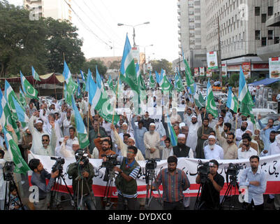 Gli attivisti e i sostenitori di Jamat-e-Islami (JI) stanno protestando contro disordini e hanno devastato la condizione di pace del Metropolita, durante una manifestazione di protesta svoltasi a Karachi press club il Martedì, 15 aprile 2014. Foto Stock