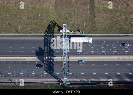 Autovelox per il gantry sulla M25 Autostrada vicino a Londra. Foto Stock