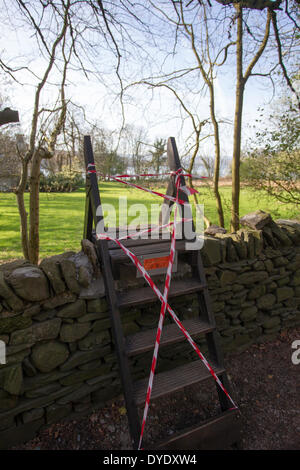 Windermere, Cumbria, Regno Unito. Il 15 aprile 2014. La conferma che il corpo trovato nel lago di Windermere questa mattina è mancante studente Matteo Giordano Martin BBC Radio Lewes Cumbria è andato in aria per rompere la news 17.00 passi oltre stalattite parete al Lago dove il corpo è stato trovato Credito: Gordon Shoosmith/Alamy Live News Foto Stock