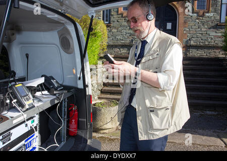 Windermere, Cumbria, Regno Unito. Il 15 aprile 2014. La conferma che il corpo trovato nel lago di Windermere questa mattina è mancante studente Matteo Giordano Martin BBC Radio Lewes Cumbria a Windermere stazione di polizia preparando per andare in aria per rompere la news 17.00 Credito: Gordon Shoosmith/Alamy Live News Foto Stock