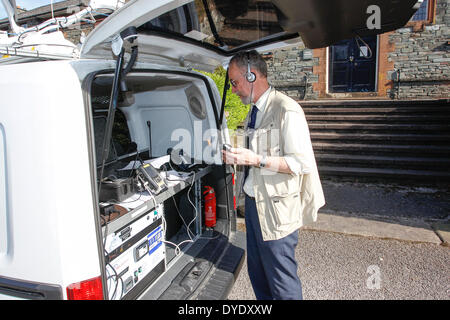 Windermere, Cumbria, Regno Unito. Il 15 aprile 2014. La conferma che il corpo trovato nel lago di Windermere questa mattina è mancante studente Matteo Giordano Martin BBC Radio Lewes Cumbria a Windermere stazione di polizia preparando per andare in aria per rompere la news 17.00 Credito: Gordon Shoosmith/Alamy Live News Foto Stock