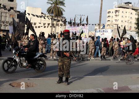 Nuseirat, Striscia di Gaza, Territori palestinesi. 15 apr 2014. La Jihad islamica palestinese militanti a prendere parte a un rally di marcatura prigioniero palestinese del giorno nella zona centrale della striscia di Gaza il 15 aprile 2014 Credit: Ashraf Amra/immagini APA/ZUMAPRESS.com/Alamy Live News Foto Stock