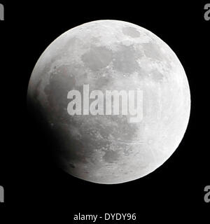 Las Vegas, Nevada, USA. 15 apr 2014. La luna è visto prima un eclissi lunare totale lunedì 14 aprile 2014 a Las Vegas. Persone in maggior parte dell America del nord e del sud sono stati in grado di testimoniare quest'anno la prima eclissi lunare totale, che causerà un " sangue luna' ed è il primo di quattro in un raro Tetrad di eclissi nel corso dei prossimi due anni. Credito: David Becker/ZUMAPRESS.com/Alamy Live News Foto Stock