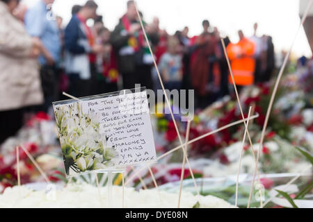 Anfield, Liverpool, Regno Unito. Il 15 aprile, 2014. Per il XXV anniversario del disastro di Hillsborough fiori sono lasciate fuori del memorial dal Shankly cancelli. Foto Stock