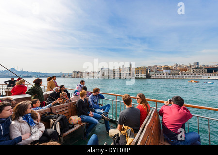 Vista di Beyoglu dal ponte di una Sehir Hatlan crociera sul Bosforo barca, Istanbul, Turchia Foto Stock