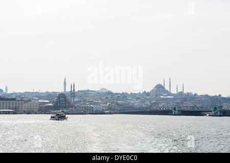 Vista di Sultanahmet e dal quartiere Eminonu waterfront dal ponte di una Sehir Hatlan crociera sul Bosforo, Istanbul, Turchia Foto Stock