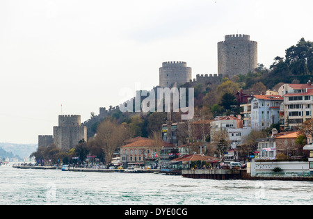 La fortezza di Rumeli Hisari dal ponte di una crociera sul Bosforo barca, Istanbul, Turchia Foto Stock