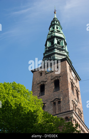 La torre di Nikolaj kirke a Copenaghen in una giornata di sole. La chiesa si trova nel centro della città e ospita un artgallery Foto Stock