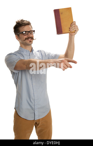 Attraente giovane uomo detiene un vecchio libro fino ad alta mentre la predicazione e la rivolta verso qualcuno del pubblico invisibili, isolato Foto Stock