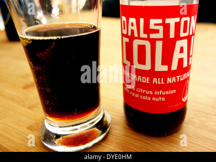 Dalston Cola! Cola soft drink in London cafe Foto Stock