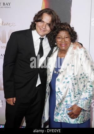 Aprile 14, 2014 - Michael Jackson's madre Katherine Jackson è stato ordinato da un tribunale USA A PAGARE LA AEG Live $800.000 per i costi di difendere la negligenza non riuscito caso da lei proposto contro il concerto promotore. La società è stata cancellata delle passività nel corso del 2009 la morte del pop star in 5 mese di prova lo scorso ottobre. La AEG Live aveva cercato di $1,2M per coprire i costi, ma K. Jackson, avvocati sostenuto che non era giustificato. Entrambe le parti hanno convenuto di non contestare la decisione della corte, ma può presentare ricorso. Nella foto: Giugno 29, 2013 - Las Vegas, Nevada, Stati Uniti - Il Principe Michael Jackson e la nonna Katherine Jackson atten Foto Stock