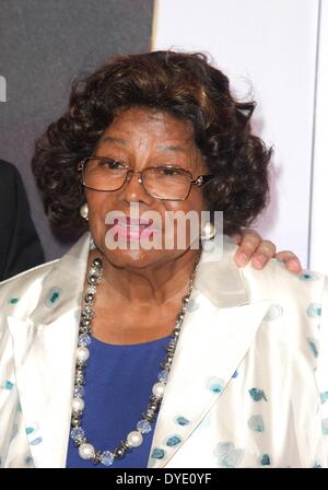 Aprile 14, 2014 - Michael Jackson's madre Katherine Jackson è stato ordinato da un tribunale USA A PAGARE LA AEG Live $800.000 per i costi di difendere la negligenza non riuscito caso da lei proposto contro il concerto promotore. La società è stata cancellata delle passività nel corso del 2009 la morte del pop star in 5 mese di prova lo scorso ottobre. La AEG Live aveva cercato di $1,2M per coprire i costi, ma K. Jackson, avvocati sostenuto che non era giustificato. Entrambe le parti hanno convenuto di non contestare la decisione della corte, ma può presentare ricorso. Nella foto: Giugno 29, 2013 - Las Vegas, Nevada, Stati Uniti - Katherine Jackson frequentare il Michael Jackson un mondo premier Foto Stock