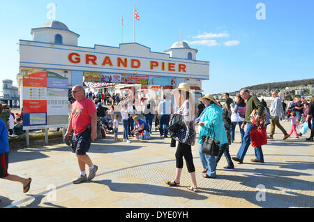 Un clima caldo e porta le persone a/Weston Super Mare sul costruire fino al week end di Pasqua.la gente vedere a piedi passato l'ingresso di nuova costruzione Grand Pier dopo aver preso fuoco a pochi anni fa. Robert Timoney/ AlamyLiveNews Foto Stock