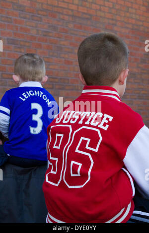 Liverpool, Regno Unito. Il 15 aprile 2014. Un giovane Everton ventola e Liverpool ventola all'Hillsborough XXV Anniversario Credito: Martin acque/Alamy Live News Foto Stock