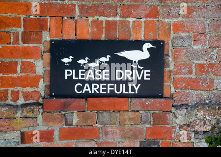 Segno vicino al laghetto delle anatre nel villaggio di Urchfont, Wiltshire Foto Stock