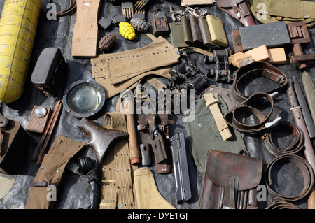 Cimeli militari sul mercato stallo, in Normandia, Francia Foto Stock