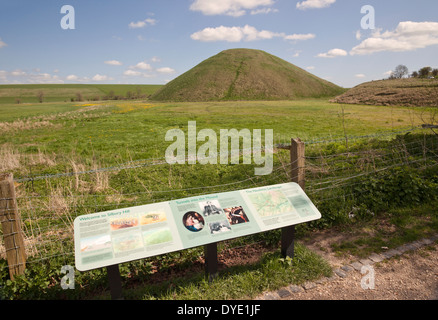 Silbury Hill nei pressi di Avebury, Wiltshire, Inghilterra, Regno Unito Foto Stock