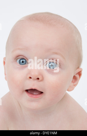 Carino dagli occhi blu Baby, sorridente Foto Stock