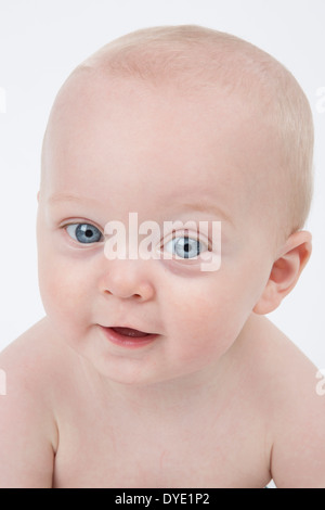 Carino dagli occhi blu Baby, sorridente Foto Stock