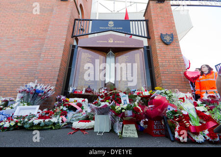 Liverpool, Regno Unito. Il 15 aprile 2014. Il Memoriale di Hillsborough ad Anfield con fiori lasciato dalla famiglia, amici ed appassionati di credito: Martin acque/Alamy Live News Foto Stock
