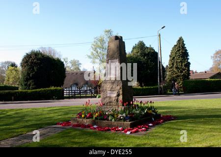 Memoriale di guerra e cottage con il tetto di paglia, Old Bletchley, Buckinghamshire, Inghilterra, Regno Unito Foto Stock