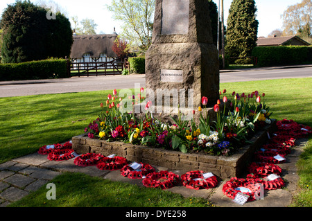 Memoriale di guerra e cottage con il tetto di paglia, Old Bletchley, Buckinghamshire, Inghilterra, Regno Unito Foto Stock