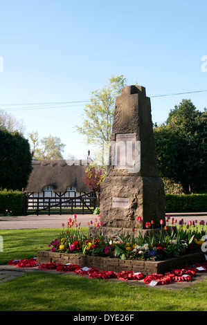 Memoriale di guerra e cottage con il tetto di paglia, Old Bletchley, Buckinghamshire, Inghilterra, Regno Unito Foto Stock