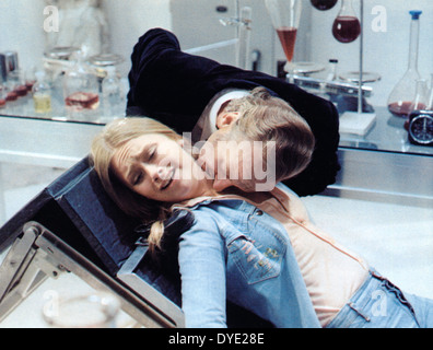 Linda Hayden e David Niven, sul set del film "Vampira', 1974 Foto Stock