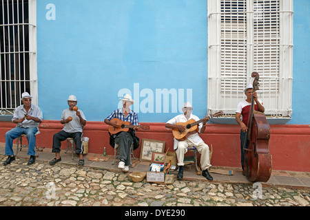 Cinque Afro musicisti cubani musicista di strada il vecchio centro storico di Trinidad Sancti Spiritus Provincia Cuba Foto Stock