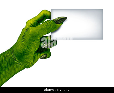 Zombie mano che tiene una scheda vuota segno su una vista laterale come creepy halloween o scary simbolo con texture della pelle verde stropicciata monster dita e punti isolati su uno sfondo bianco. Foto Stock