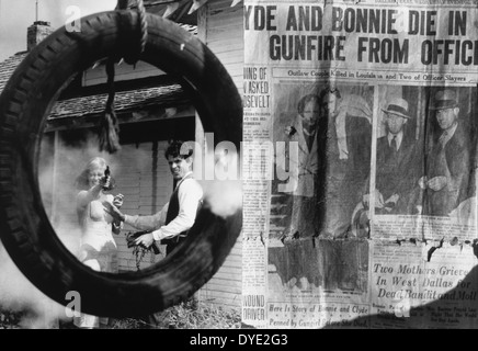 Faye Dunaway e Warren Beatty, sul set del film, 'Bonnie e Clyde', 1967 Foto Stock