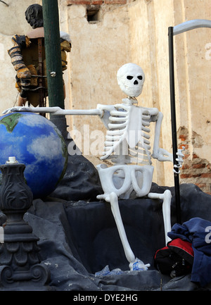 Un modle di uno scheletro che rappresenta la morte domina il mondo per le processioni di Semana Santa, la Settimana Santa, in Antigua. Foto Stock