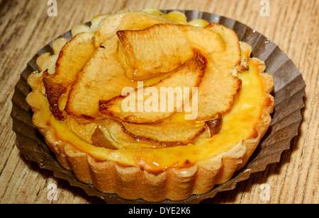 Classic appena sfornato francese crostata di mele servita su un tovagliolo. Studio shot con bassa illuminazione. Foto Stock