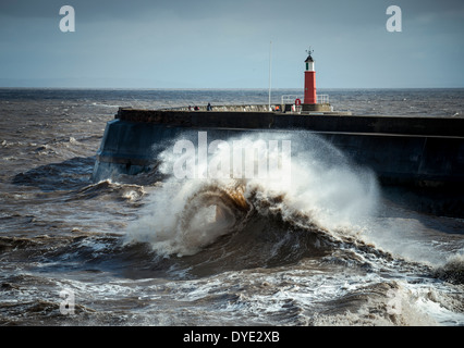 Il mare in tempesta a Watchet Harbour Foto Stock