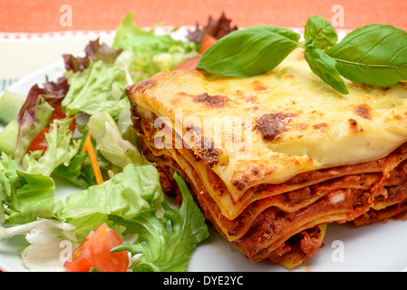 Carni bovine Lasagne al Forno con insalata - studio shot Foto Stock