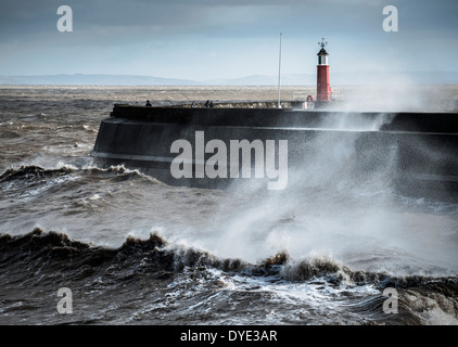 Il mare in tempesta a Watchet Harbour Foto Stock