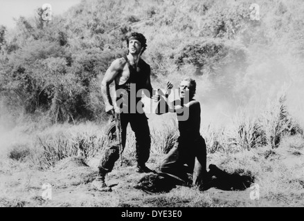 Sylvester Stallone e attore non identificato, sul set del film "Rambo: primo sangue Parte II', 1985 Foto Stock