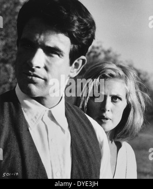Faye Dunaway e Warren Beatty, sul set del film, 'Bonnie e Clyde', 1967 Foto Stock