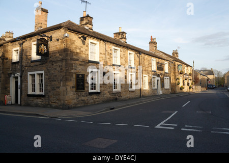 Il Queens Arms e il Peacock Inn Public Houses a Bakewell Derbyshire Inghilterra Regno Unito, edificio classificato di secondo grado Foto Stock