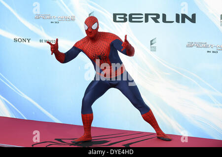 Berlino, Germania, 15 aprile 2014. Spider-Man assiste il 'The Amazing Spider-Man 2' Premiere in Sony Center di Potsdamer Platz in aprile 15th, 2014 a Berlino, Germania. Credito: Janne Tervonen/Alamy Live News Foto Stock