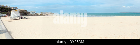 Una panoramica del vuoto, spiaggia sabbiosa & stazione bagnino nella luce del sole a St Ives Cornwall, Regno Unito Foto Stock