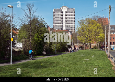 Una vista di David Murry John tower nel centro città di Swindon dal riempito in Kennet & Avon canal con persone sul percorso di traino Foto Stock