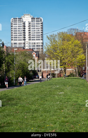 Una vista di David Murry John tower nel centro città di Swindon dal riempito in Kennet & Avon canal con persone sul percorso di traino Foto Stock