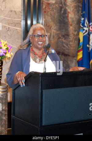 Manhattan, New York, Stati Uniti d'America. 15 apr 2014. Jackie Robinson della figlia SHARON ROBINSON parla come lei illumina il Empire State Building 'Dodger Blue'' in onore di Jackie Robinson giorno Martedì, 15 aprile 2014. Credito: Bryan Smith/ZUMAPRESS.com/Alamy Live News Foto Stock