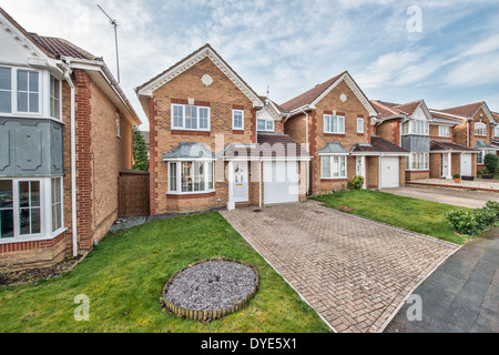Una fila di moderni estate homes in uno sviluppo a Swindon, Wiltshire, Regno Unito Foto Stock