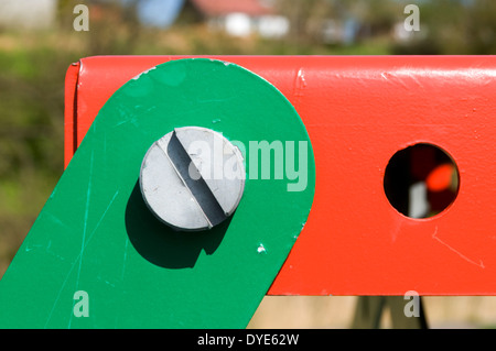 Dettaglio da un tavolo da picnic presso il Meccano Bridge, Nob fine, piccola leva, Bolton, Manchester, Inghilterra, Regno Unito Foto Stock