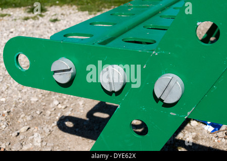 Dettaglio da un tavolo da picnic e sede presso il Meccano Bridge, Nob fine, piccola leva, Bolton, Manchester, Inghilterra, Regno Unito Foto Stock